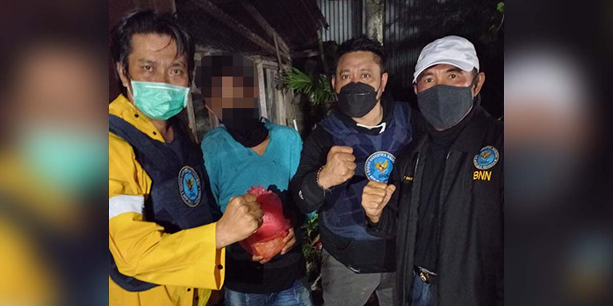 bnnk-mimika-tangkap-a-pengedar-yang-sembunyikan-sabu-di-samping-kandang-ayam